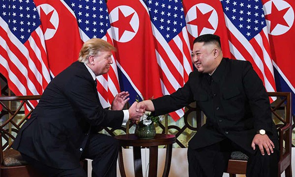 Tổng thống Mỹ (trái) bắt tay và trao đổi với Chủ tịch Triều Tiên. Cả ông Trump và ông Kim Jong-un đều dành lời ca ngợi cho nhau khi trò chuyện với các phóng viên. Chủ tịch Triều Tiên mô tả hội nghị thượng đỉnh này là một quyết định can đảm của Tổng thống Mỹ. Ảnh: AFP. 
