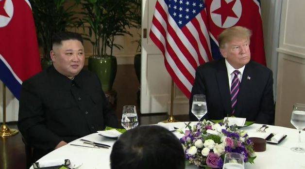 Ông Kim ngồi cạnh ông Trump trong bữa tối. Ảnh: AP