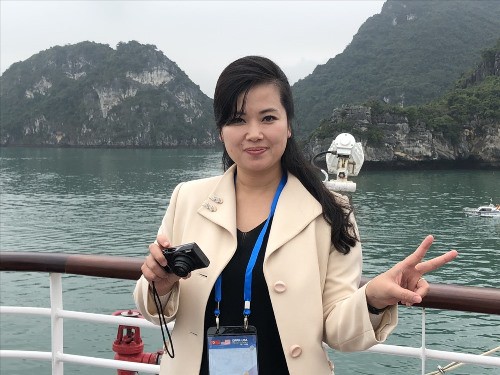 Hyon Song-wol tạo dáng bên vịnh Hạ Long. Ảnh: N.H