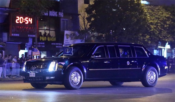 Gần 21h, đoàn xe chở Tổng thống Mỹ Trump ra khỏi khách sạn Metropole sau bữa tối với Chủ tịch Triều Tiên. Ảnh: Đinh Tùng.