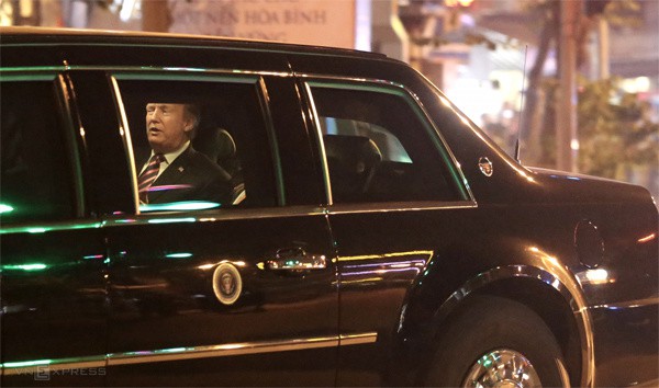 Ông Trump nét mặt thư thái, bật đèn trong xe. Ảnh: Lương Dũng.