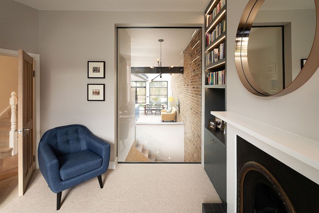 Phần tường kính mở giúp ánh sáng tự nhiên di chuyển tối đa trong nhà.