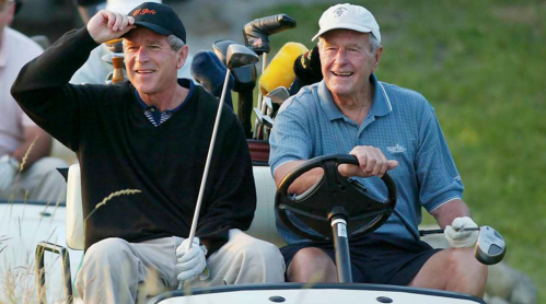 Hai cha con George H.W. Bush (trái) và George W. Bush trên một sân golf.