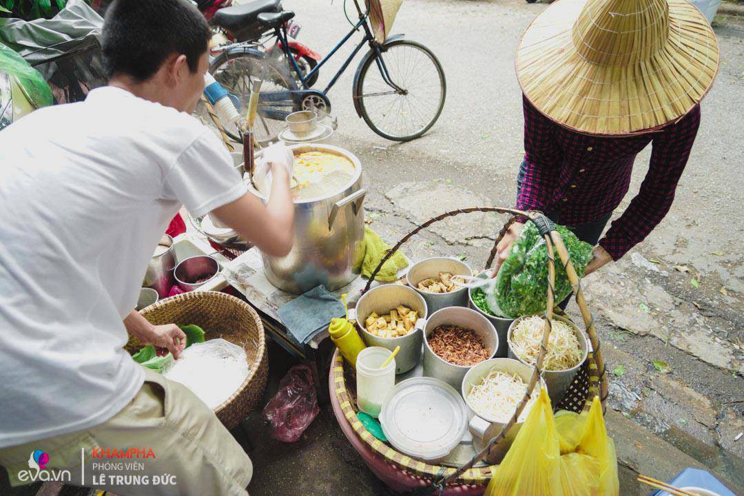 Quán nằm ở gần bia Khắc sâu căm thù trên con phố Hàng Bún.