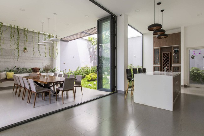 Bàn ăn kiêm góc nghỉ ngơi rất thư giãn và dễ chịu.