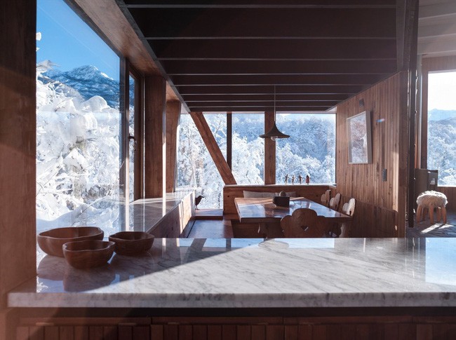 Đối với khu vực ăn uống, Nicolas đã khôi phục lại những chiếc ghế Tyrolean thế kỷ cũ mà ông tìm thấy ở chợ trời Santiago.