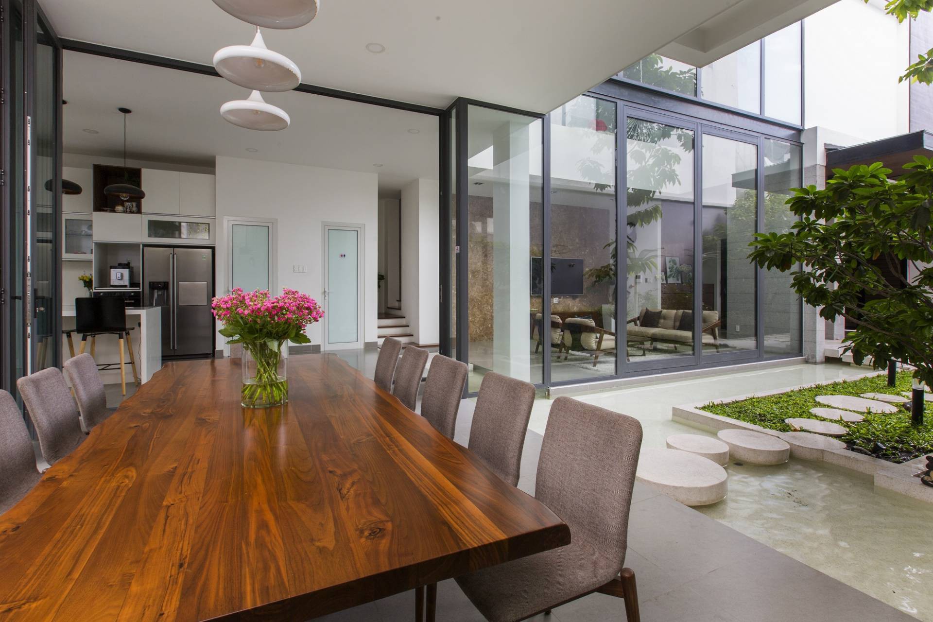 Tầng lầu được dành trọn vẹn cho không gian nghỉ ngơi với nhiều không gian sinh hoạt chung bố trí ở các khoảng sảnh. Đây là một cách tận dụng không gian thông minh và cũng là cách để tăng không gian chung nhằm kết nối các thành viên.