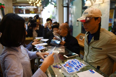 
Một số khách hàng cũng tranh thủ mua tem có biểu tượng chim bồ câu và hình ảnh cờ Mỹ, Triều Tiên và Việt Nam. Tem này cũng được phát hành dịp hội nghị thượng đỉnh Mỹ - Triều tại Hà Nội.
