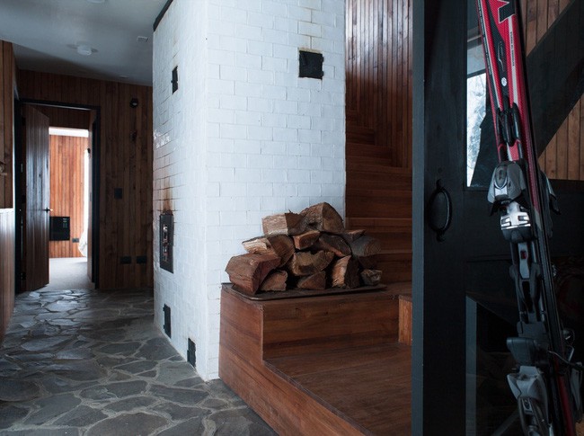 Bức tường gỗ phủ gạch trắng ấn tượng, nổi bật.