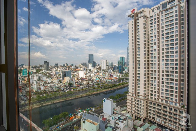 View đẹp như mơ với dòng sông thơ mộng, bình yên và hình ảnh thành phố nhộn nhịp.