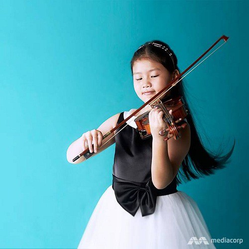 Freya Kylie Lim tập đàn violin từ năm 2 tuổi. Ảnh: Kelvin Chia