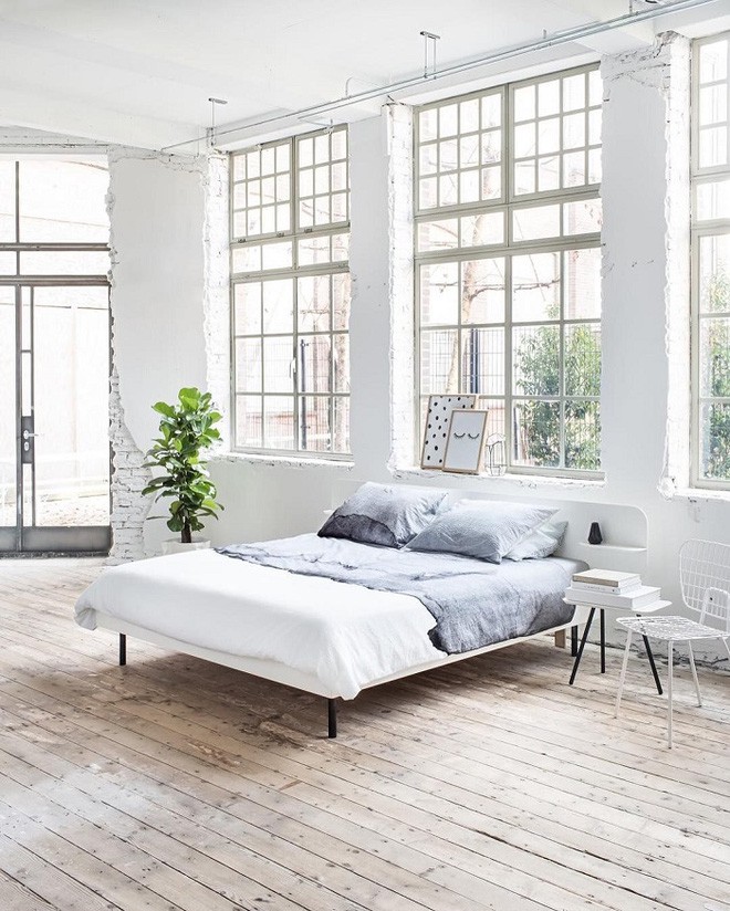 Phòng ngủ này đã được chủ nhân giản lược đi rất nhiều dụng cụ như rèn, thải trải sàn, ... cửa sổ cũng là loại thoáng để đón gió mát vào nhà.