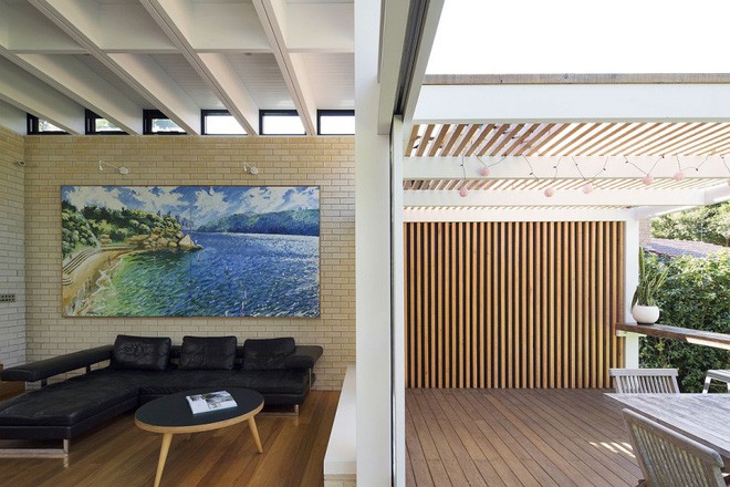 Cách trang trí từng không gian đều vô cùng đơn giản, gọn gàng, tạo cảm giác nhẹ nhõm và thanh thoát khi nhìn tổng thể. Hơn nữa, nhà mái bằng được thiết kế thêm các rãnh trồng cây cảnh, hoa lá giúp nhìn xa, ngôi nhà như chiếc nón xinh xắn, như vườn cây dịu dàng ai cũng muốn bước vào.