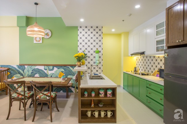 Không gian rộng 70m2 được bố trí khéo léo nhờ màu sắc và ánh sáng. Nét đẹp xen lẫn phong cách đồng quê và hiện đại tạo nên cảm giác gần gũi và bình dị, thân quen và ấm áp cho mọi người sống trong gia đình.