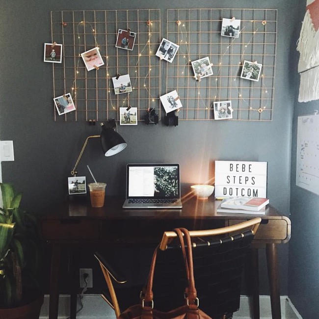 Phụ kiện trang trí ở góc làm việc này không thể đơn giản hơn. Đó chính là 2 tấm lưới đồng để chủ nhân thoải mái treo ảnh, giăng đèn. Vừa tiện dụng vừa thẩm mỹ đúng không nào?