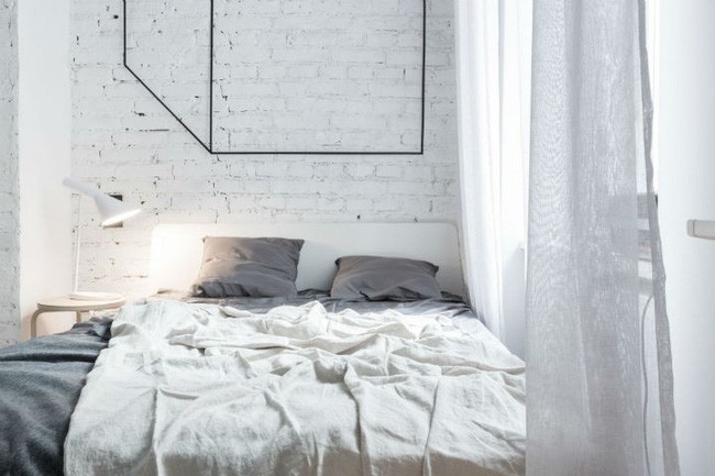 Một chiếc hình hộp được vẽ lên trên đầu giường rất ấn tượng.