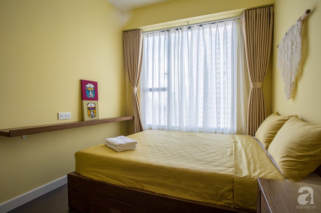 Góc phòng ngủ với đầy đủ nội thất tiện lợi như giường ngủ, kệ đựng đồ, tab đầu giường.