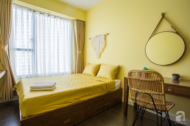 Góc bàn đa năng vừa sử dụng cho công việc vừa là nơi trang điểm với ghế mây đậm chất đồng quê.