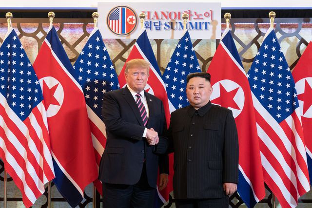 Vào lúc 18h30 ngày 27/2, Tổng thống Mỹ Donald Trump và Chủ tịch Triều Tiên Kim Jong-un đã gặp nhau ở khách sạn Metropole.