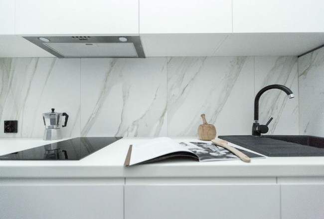 Thiết kế bồn rửa với gạch lát hiện đại.
