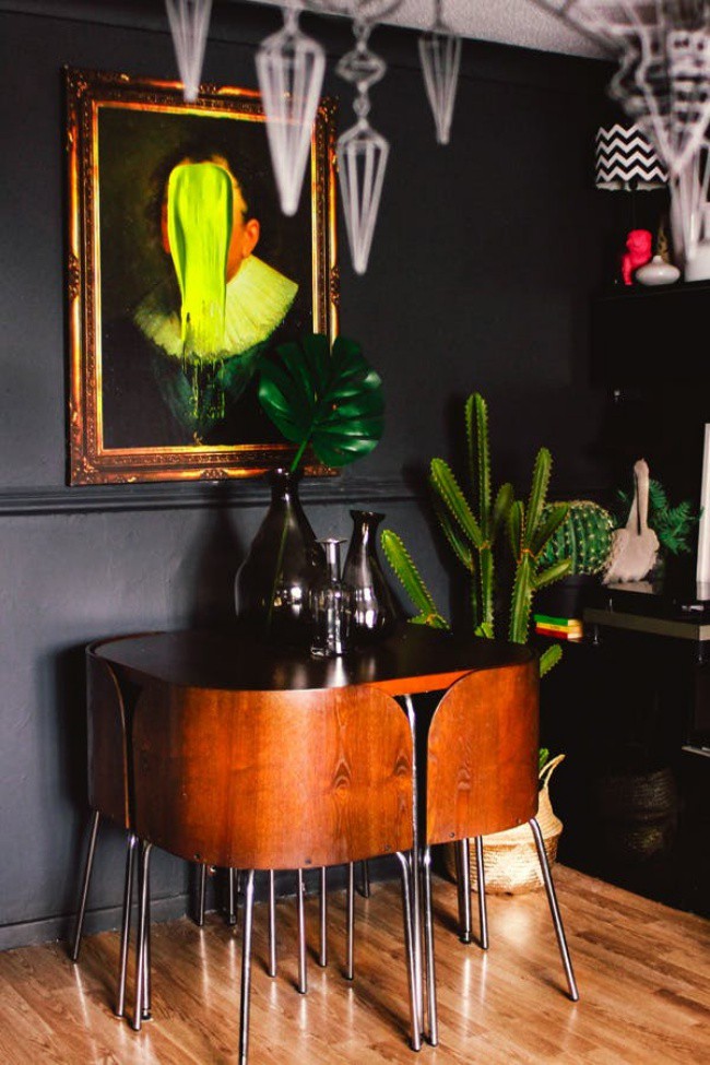 Góc trang trí với những mảng xanh cũng thực sự khác biệt. Màu đen bao trùm vô cùng ấn tượng. Thêm vào đó là chút ma mị từ tranh treo tường, những vật trang trí nhỏ xinh màu xanh tươi giúp góc nhỏ sáng hơn, đặc biệt hơn.