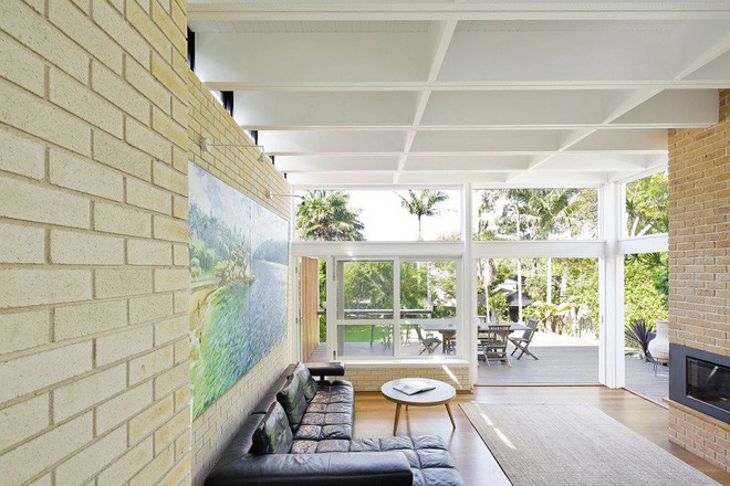 Hiên nhà được lát sàn gỗ, bố trí nội thất gỗ giúp mọi người vừa ngồi trò chuyện, bố trí khu vực ăn uống và tận hưởng không khí trong lành.