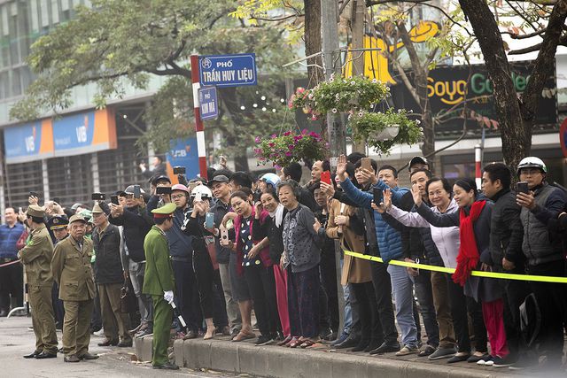 Ngay từ khi ông Trump đặt chân xuống Việt Nam, nhiều người dân đã ra đường để chào đón Tổng thống Mỹ. Trên Twitter, ông cũng đã cảm ơn Việt Nam vì sự tiếp đón tuyệt vời. Ông ca ngợi những đám đông tuyệt vời và tình yêu tràn ngập.