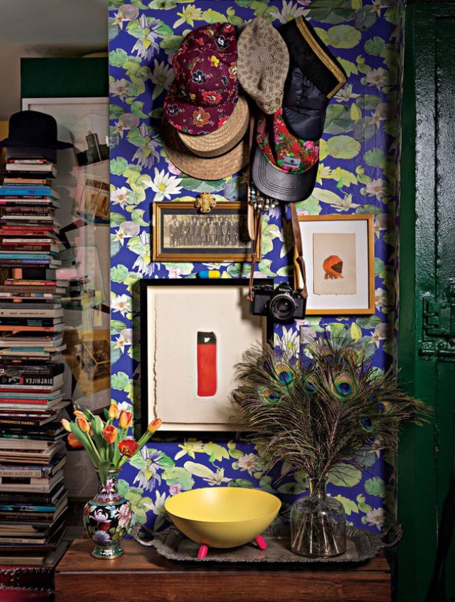 Góc dành cho việc đọc sách được trang trí vô cùng ấn tượng. Dù diện tích khá nhỏ nhắn nhưng những cuốn sách nhiều màu sắc kết hợp với họa tiết hoa lá dán tường, đủ để giúp cho chủ nhân của căn hộ yêu thích hơn góc nhỏ yên tĩnh và đáng yêu này.