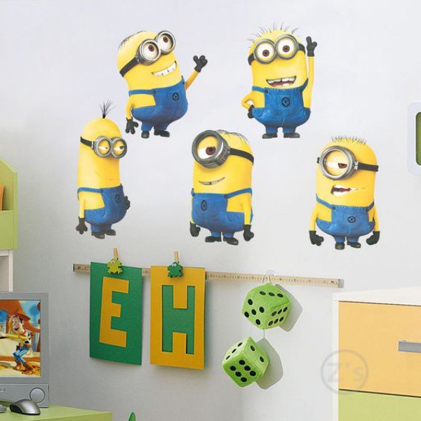 
Góc tường mà bé thường xuyên ngồi cạnh khi vui chơi trong phòng, hãy gắn một vài chú Minions như tạo thêm sự hiện diện của các bạn giúp bé thêm thích thú.
