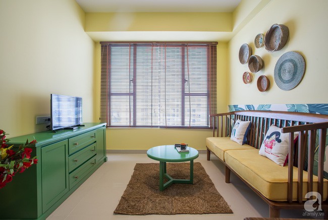 Góc nhỏ được đặt thêm thảm trải sàn và mành che tăng thêm tính kết nối nhẹ nhàng, ấm cúng cho không gian nhỏ.