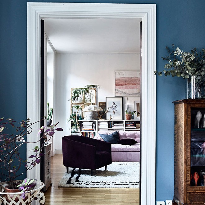 Ở bất kỳ không gian nào đều được bố trí thấp thoáng cây cối. Những khoảng xanh dịu dàng, nhỏ xíu tạo điểm nhấn cho căn hộ thêm bình yên và trong lành.