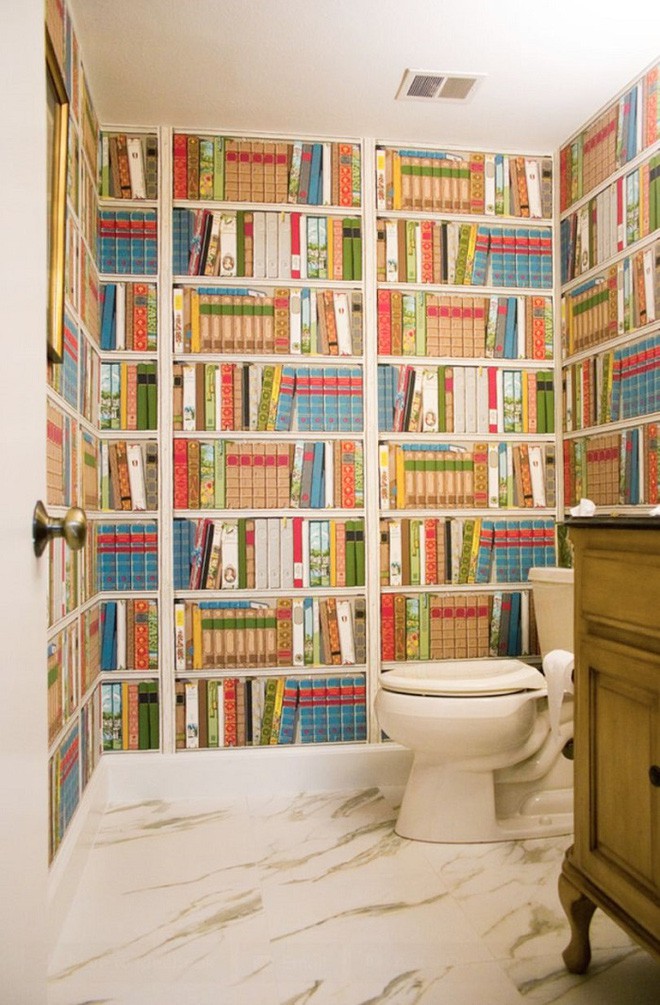 5. Hình nền kệ sách thì bạn nghĩ sao. Tuy là không gian nhà tắm nhưng vẫn cảm giác như là đang ở trong thư viện vậy.
