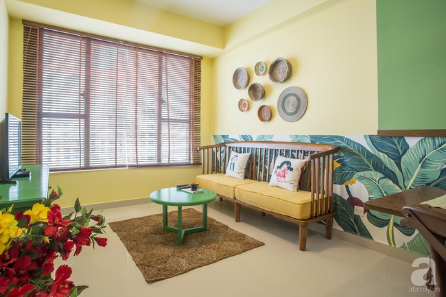 Tường nhấn sau sofa đẹp ấn tượng và nổi bật, đậm chất dân gian với vật dụng trang trí từ cói và sơn tường họa tiết hoa lá.