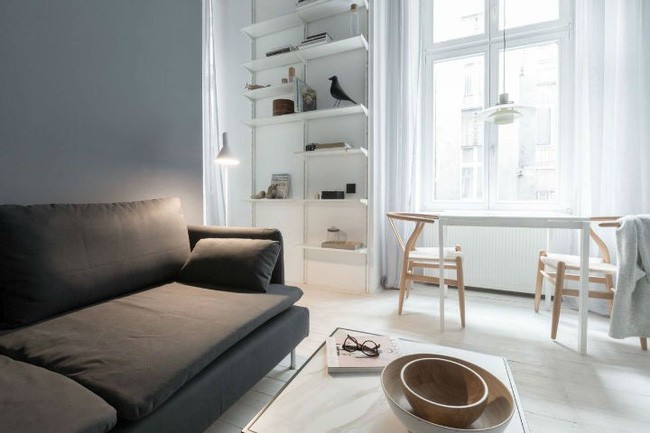 Kế bên đó là bộ ghế sofa màu đen, nổi bật nhất phòng khách.