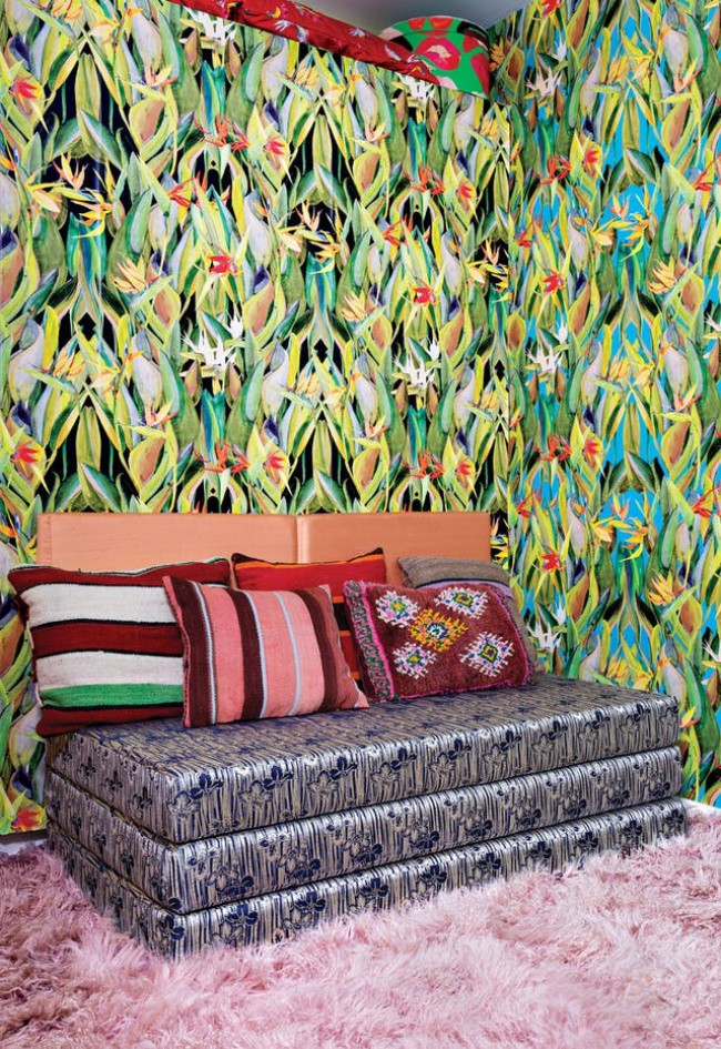 Giường ngủ của anh chàng độc thân cũng vô cùng đặc biệt không chỉ bởi họa tiết hoa thiên điểu trên tường đầy sức sống và vẻ cuốn hút mà còn bởi họa tiết gấm của nệm và họa tiết thổ cẩm từ gối nằm nghỉ. Khi không có nhu cầu sử dụng, không gian cũng đẹp và gọn hơn khi nệm được gấp chồng lên nhau, nhường cho nét yên ả và sang trọng từ thảm lông trải sàn.