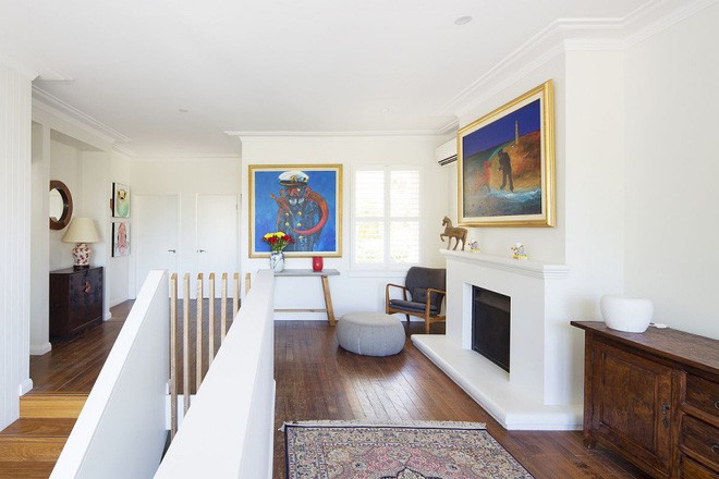 Toàn bộ hiên nhà được thiết kế bằng gỗ, thêm mái được lắp đặt bằng các thanh gỗ, vừa giúp nắng xuyên qua vừa tạo hiệu ứng thẩm mỹ cho không gian.