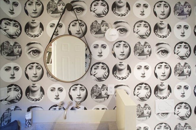 9. Hình nền chân dung là một cách để bạn làm không gian trông nổi bật hơn nữa. Điểm nhấn vào mắt, mặt, mũi của nhân vật như thế này là một thiết kế khá lạ và độc đáo đấy.