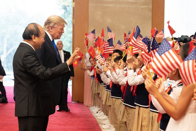 Tổng thống Trump và Thủ tướng Phúc vẫy chào các em thiếu nhi tại Phủ Chủ tịch.