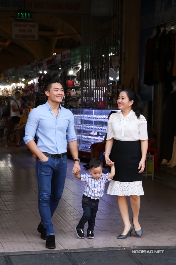 Vợ chồng Quốc Cơ - Hồng Phượng dắt con trai đi chợ Bến Thành hôm 28 Tết.