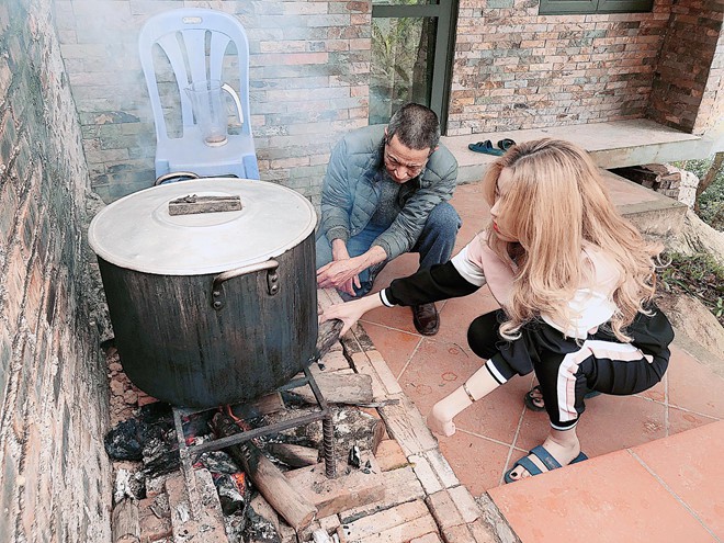 Năm nay, Hoàng Thùy Linh và đại gia đình đón những ngày cuối năm ở Tam Đảo, trong bầu không khí se lạnh với sương mù. 28 Tết, nữ ca sĩ cùng bố trông và tiếp củi cho nồi bánh chưng nghi ngút khói.