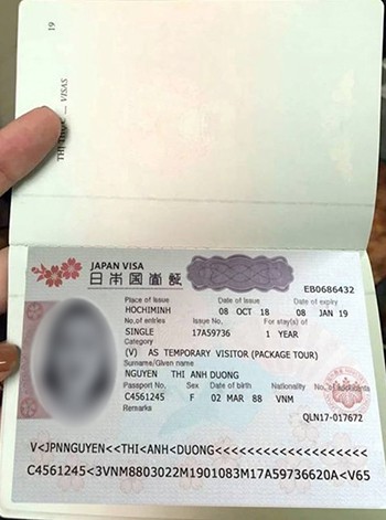 Visa có dấu hiệu làm giả được Liên gửi cho nạn nhân. Ảnh: T.H