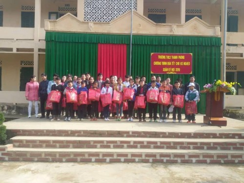 Học sinh trường THCS Thanh Phong được nhận bánh chưng và quà Tết Nguyên đán Kỷ Hợi do các thầy, cô giáo quyên góp tiền để trao tặng.