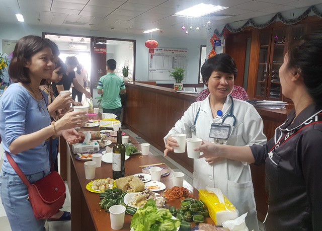 Bác sỹ Trịnh Thị Thủy căn dặn một số phụ huynh khi cho bệnh nhi về phép đón Tết.