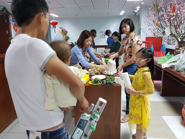 Nhằm mang lại không khí tết cho các gia đình bệnh nhi, các y bác sỹ Khoa Gan mật và CLB teo mật bẩm sinh đã tổ chức bữa cơm tất niên ngay tại bệnh viện.