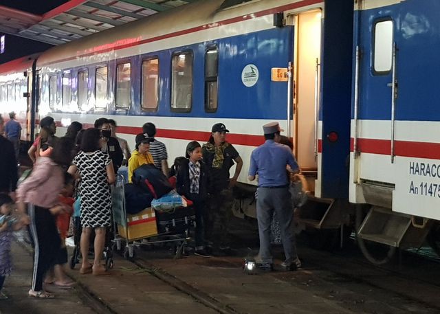 Hành khách nhộn nhịp lên tàu SE6 tại ga Nha Trang về bắc ăn Tết Kỷ Hợi, tối 29 Tết