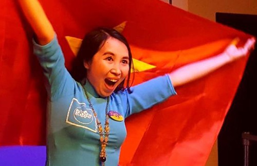 Cô Trần Thị Thúy giương cao lá cờ Việt Nam khi chiến thắng tại Diễn đàn giáo dục toàn cầu do Microsoft tổ chức tại Canada năm 2017.