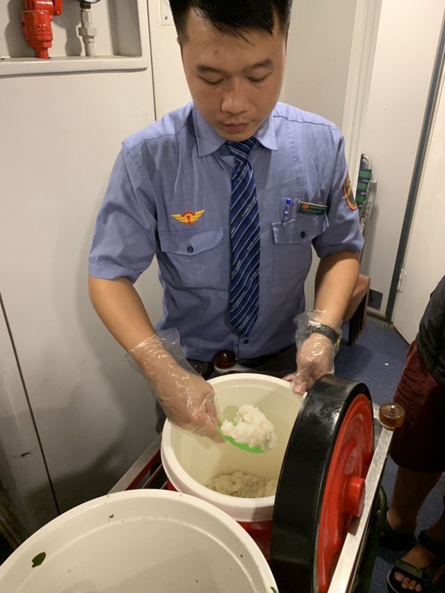 Tiếp viên nấu cơm, nỗ lực làm việc để phục vụ hành khách ngày Tết