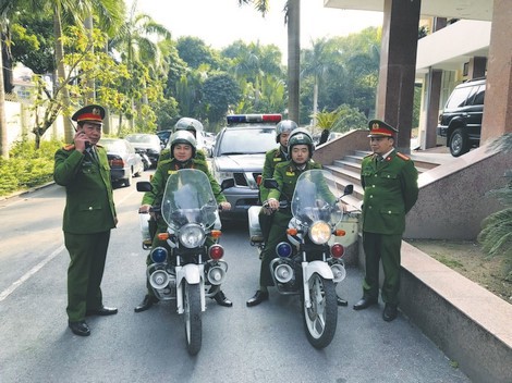 Cảnh s&aacute;t chuẩn bị xuất k&iacute;ch l&ecirc;n đường l&agrave;m nhiệm vụ.