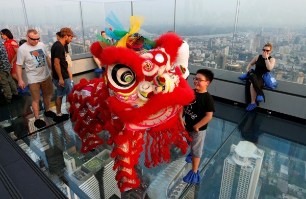 Múa lân trên một tòa nhà chọc trời ở Bangkok. Ảnh: Reuters.