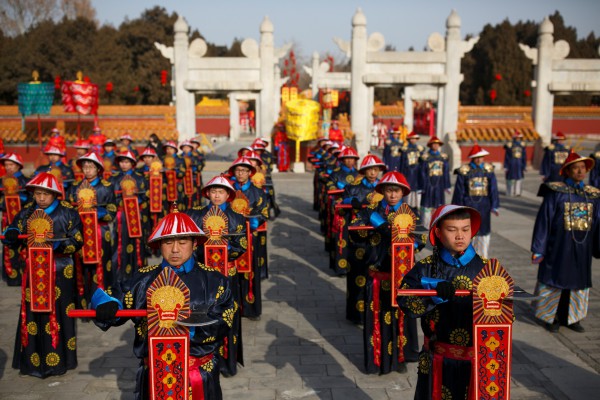 Các nghệ sĩ Trung Quốc diễn tập tái hiện lễ mừng năm mới thời Nhà Thanh tại công viên Địa Đàn, ở thủ đô Bắc Kinh, Trung Quốc. Ảnh: Reuters.